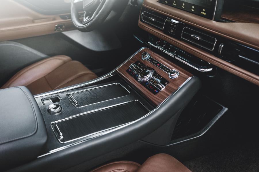 Детали интерьера Lincoln Aviator Black Label 2019 года  (фото 21 из 48)
